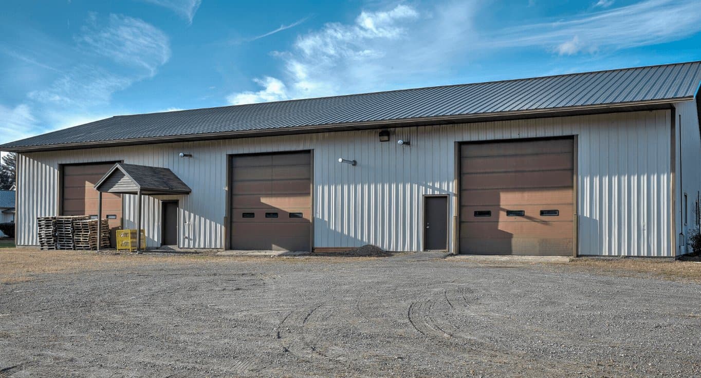 Contractor bay building with grade-level drive-in doors