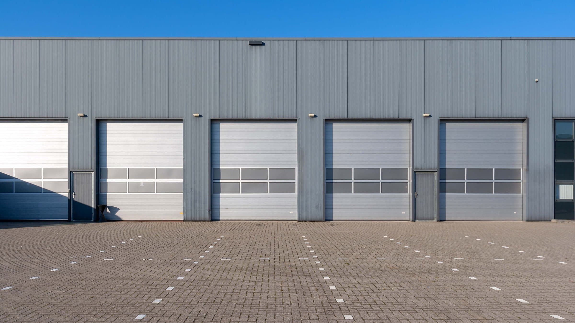 Multi-tenant small bay industrial building